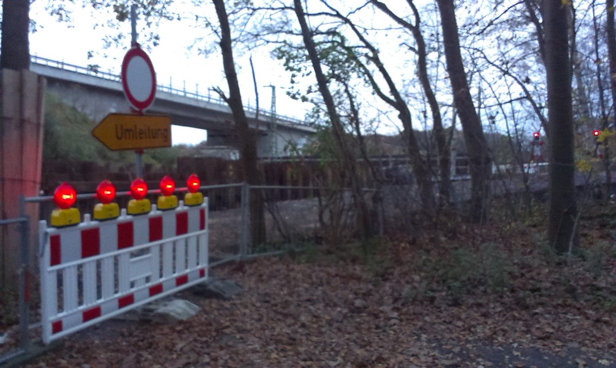 veloman_nrw's tweet image. Bahnübergang Rahmstr ist jetzt in #Voerde-#Möllen für Radfahrer &amp;amp; Fußgänger gesperrt.