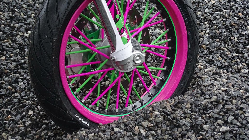 BikeBoobs's tweet photo. Aaaw, them details ��💚💕💚 what do you think of my choise of colors? 😋 https://t.co/IzoxzAKjmG