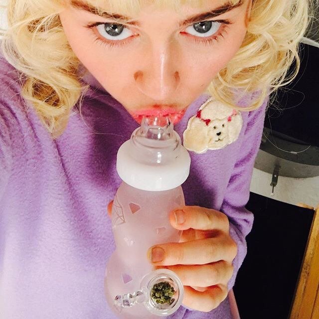 마일리 사이러스 최근 젖병 모양 파이프.jpg | 인스티즈