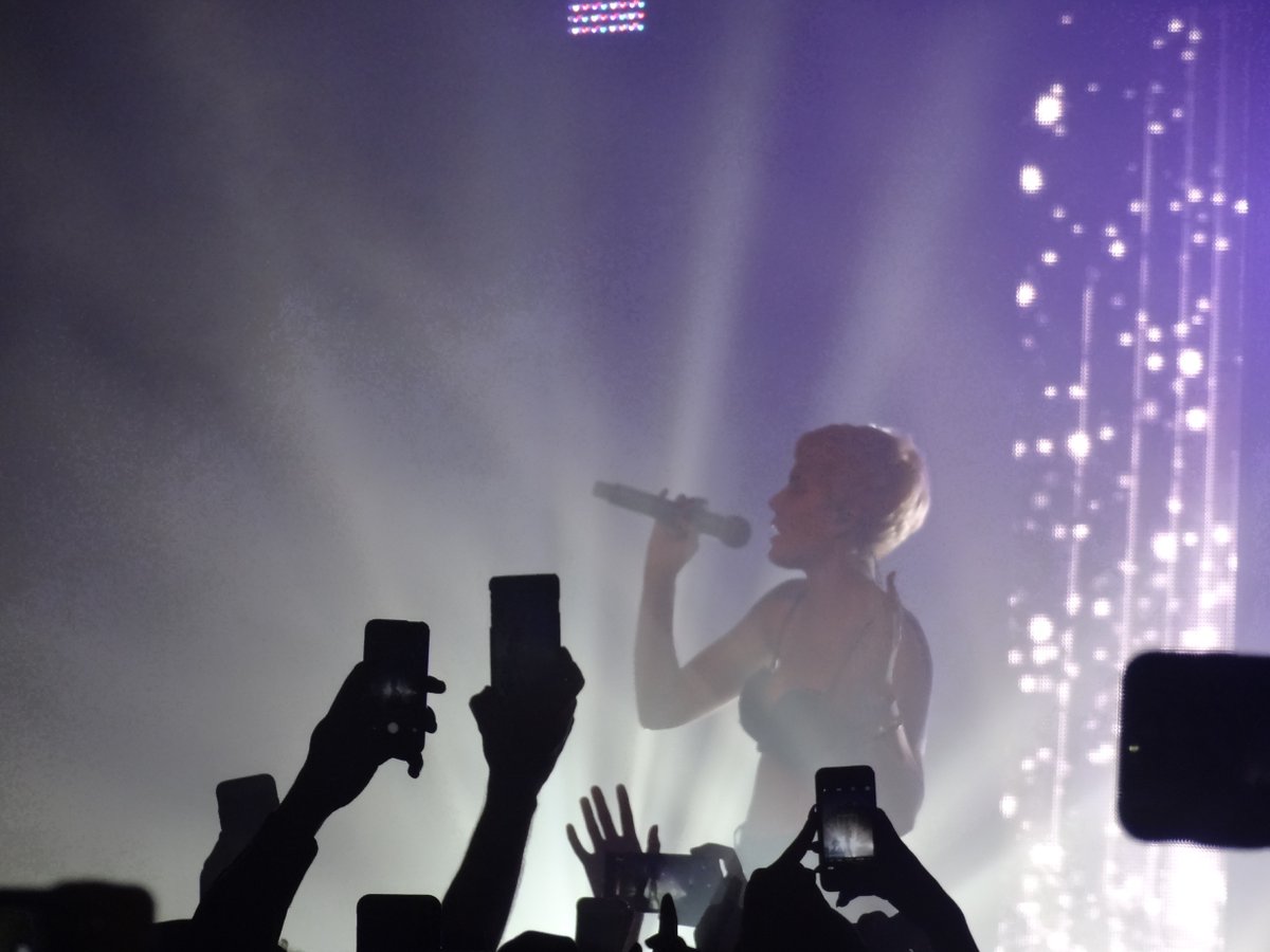 marxwaa's tweet photo. Tonight I died (in the front) but I was reborn. From the back of the room or the front, @halsey is always amazing. https://t.co/NmYNQJHtV7