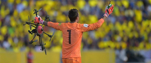 Yeşil sahalarda ilginç olay... Muslera sahaya düşen İHA’yı havada yakaladı! bit.ly/1RT1EwO