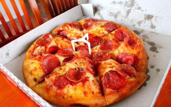 ItsFoodPics's tweet photo. Friends come and go, but pizza is forever https://t.co/3JBqN8dpgy