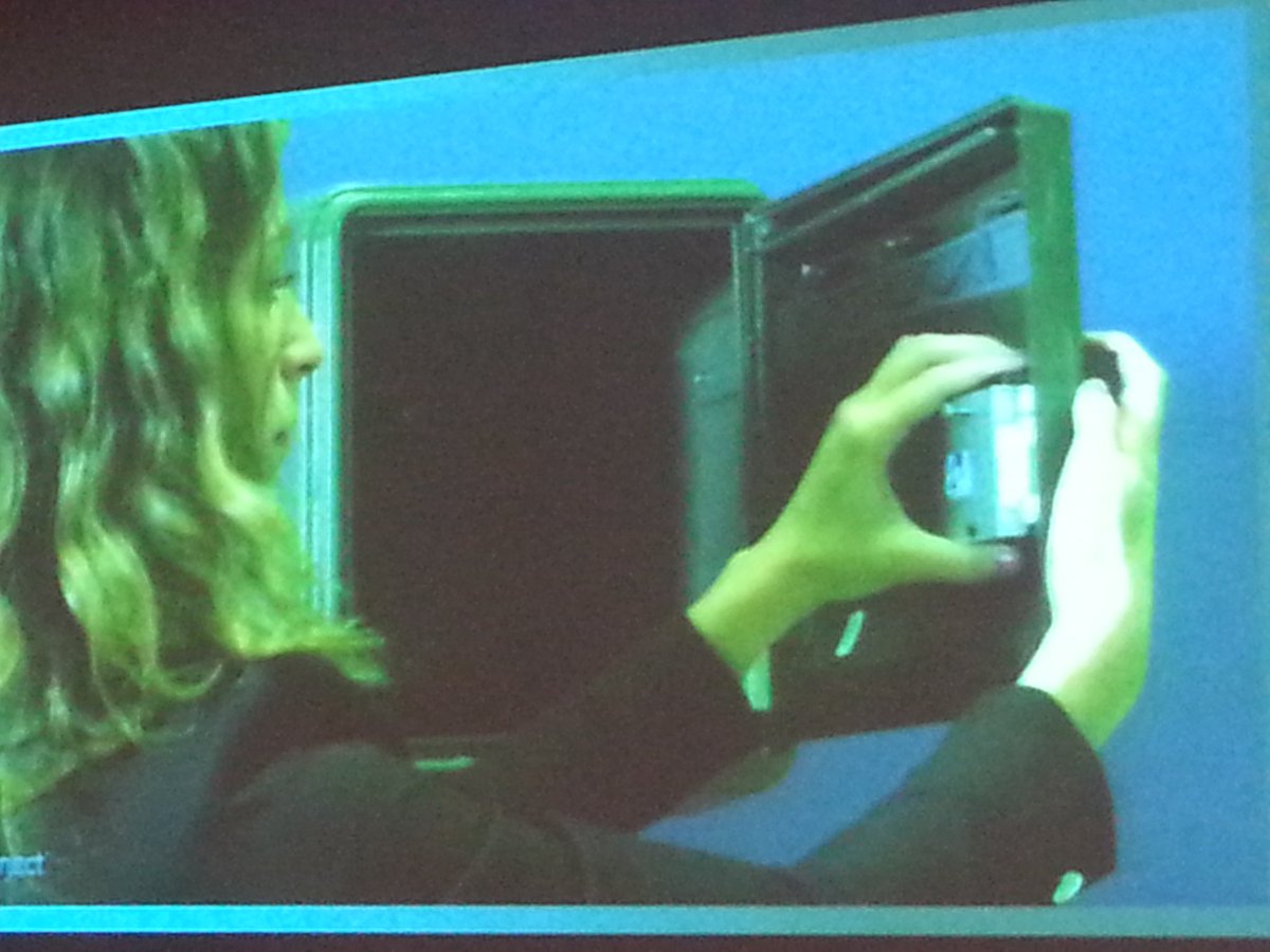 billet_p's tweet photo. La boîte aux lettres connectée en vedette au #connectEDay @GroupeLaPoste https://t.co/XSInwqTnU5