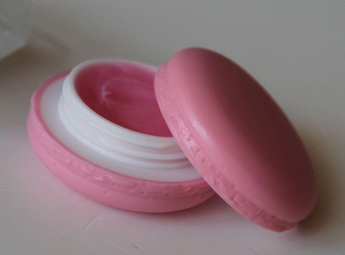 IndianMakeup's tweet photo. This strawberry macaron can give you soft lips! #dreamcometrue @ItsSkinUSA https://t.co/MENiurwClh https://t.co/ocLcCu5Lhv