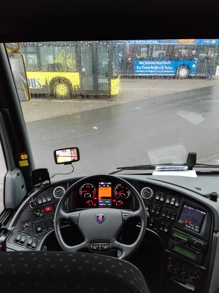 hluecke's tweet image. Heute fahre ich den @postbus_de nach Köln mal selbst... :o) #drivingcgn #postbus