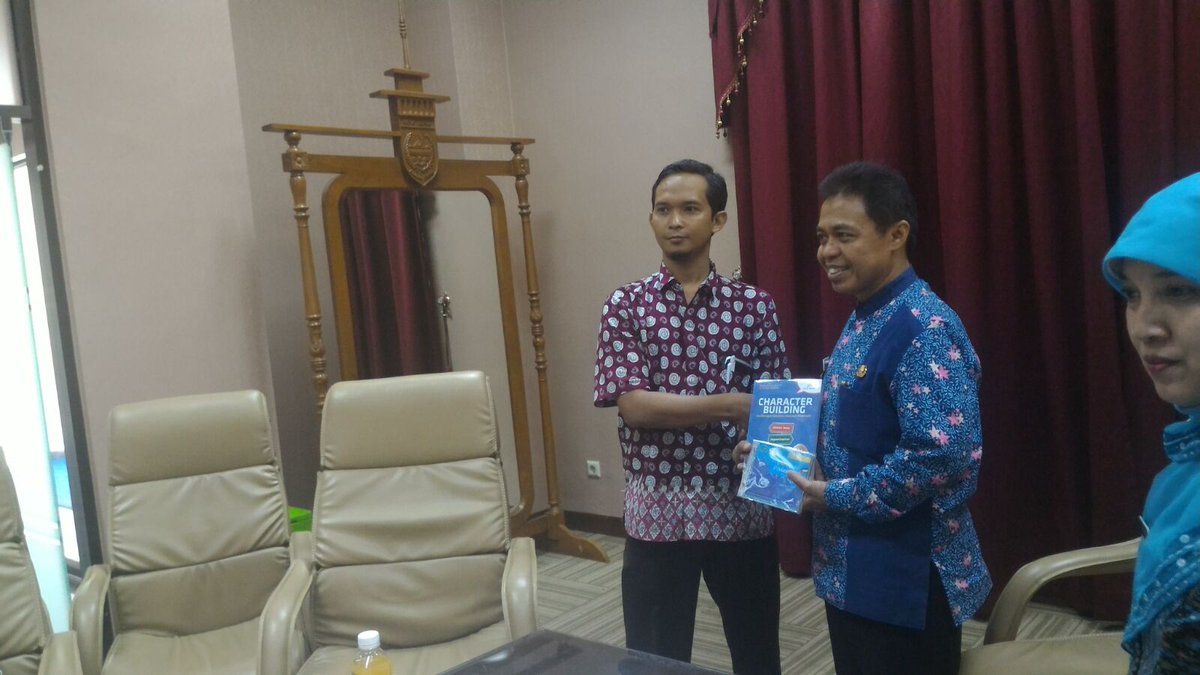 SekolahAlamID's tweet photo. Cinderamata"CHARACTER BUILDING&amp;CD ALBUM@Green_Voices PALESTINE" u WALIKOTA Depok by KEPSEK SL.@hudori_az @msi_sai(M) https://t.co/9roz0XV0d6