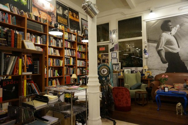 Cafeterías-librerías en Madrid. Un placer,leer un libro con un taza de café(vía <a href="/Unsereno/">El Sereno de Madrid - Sonia Taravilla</a> ) unserenotransitandolaciudad.com/2015/02/16/caf…