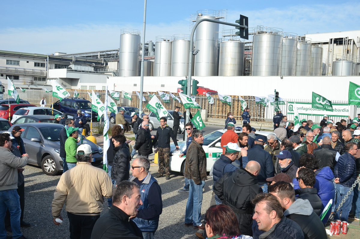 provinciapavese's tweet image. Prosegue la guerra del #Latte, Fava oggi al presidio di #Corteolona bit.ly/1GZVoD5