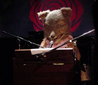 遠藤薫 Kaori Endo ジョン 犬 ジョンは犬です 足踏みオルガンの犬 オオカミ男ではありません 女の子です よく唄う犬です 占いで生計をたてられるほどよく当てる犬です パレドキョートではうたを唄ったり 占ったりします パレドキョート