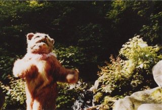 遠藤薫 Kaori Endo ジョン 犬 ジョンは犬です 足踏みオルガンの犬 オオカミ男ではありません 女の子です よく唄う犬です 占いで生計をたてられるほどよく当てる犬です パレドキョートではうたを唄ったり 占ったりします パレドキョート