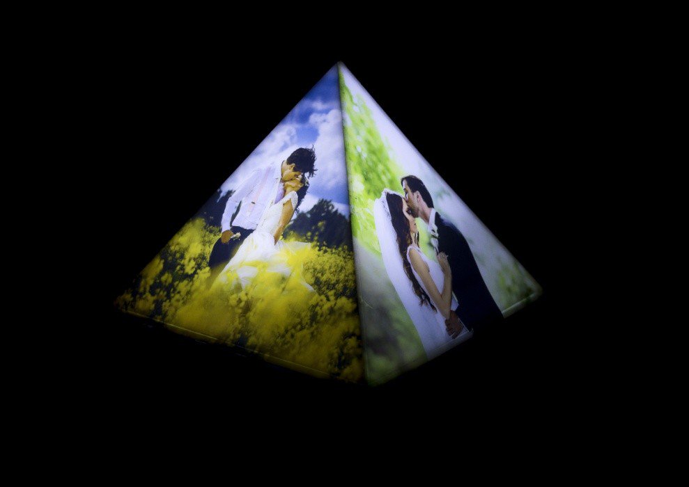 Giftcart's tweet image. Relive the best of your memories over and over again . Pyramid of #Love #PersonalizedLamp . ow.ly/Up7J7