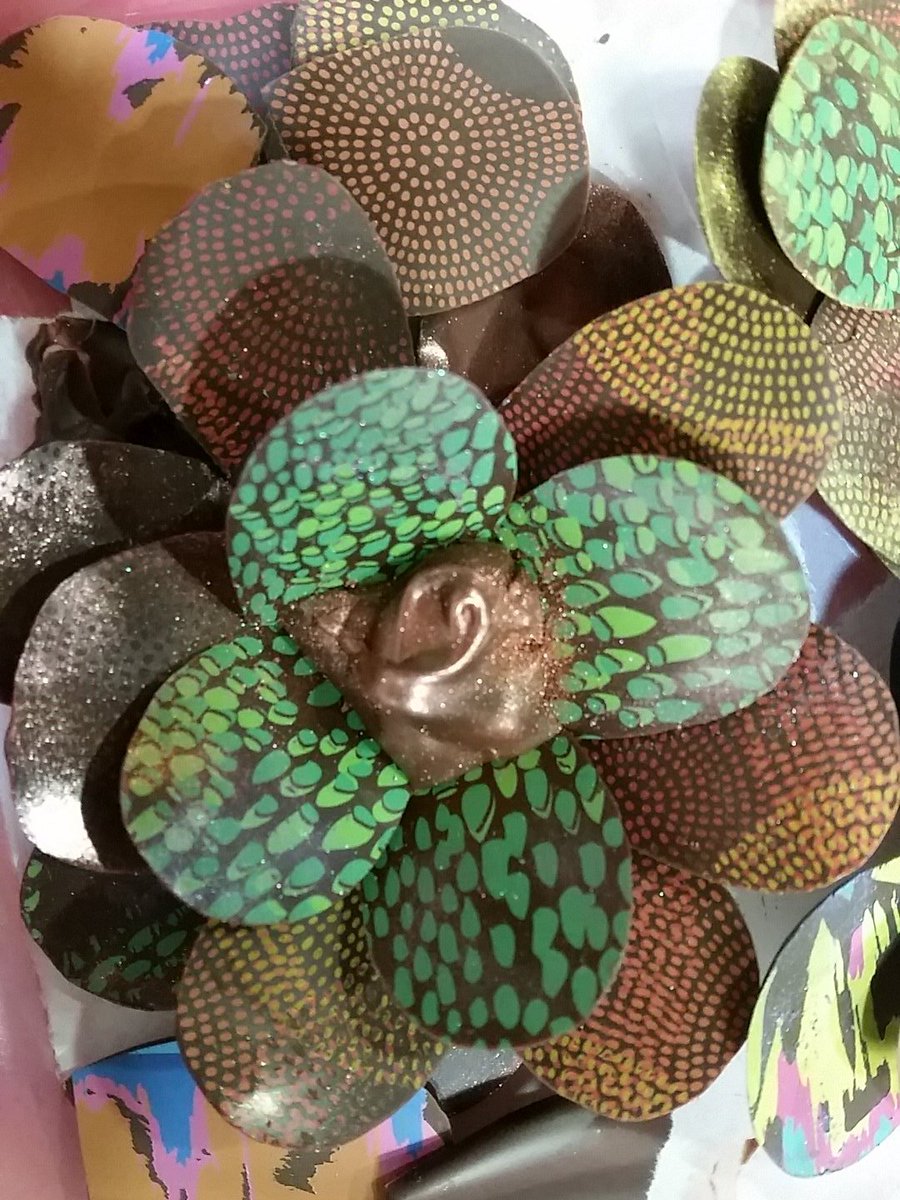 AussieJesijames's tweet photo. Check out my #chocolate flower! @DiscoBendigo #ScienceofChocolate @ChloeChem #fb https://t.co/B9c5Fx2eog