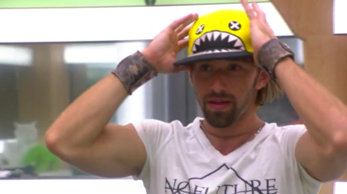 BigBrother_PM's tweet photo. #BBVera también le regaló una gorra a #BBRudo; dice que no se la quitará por nada del mundo... ¿Le queda este look? https://t.co/bSoLHqT3wC