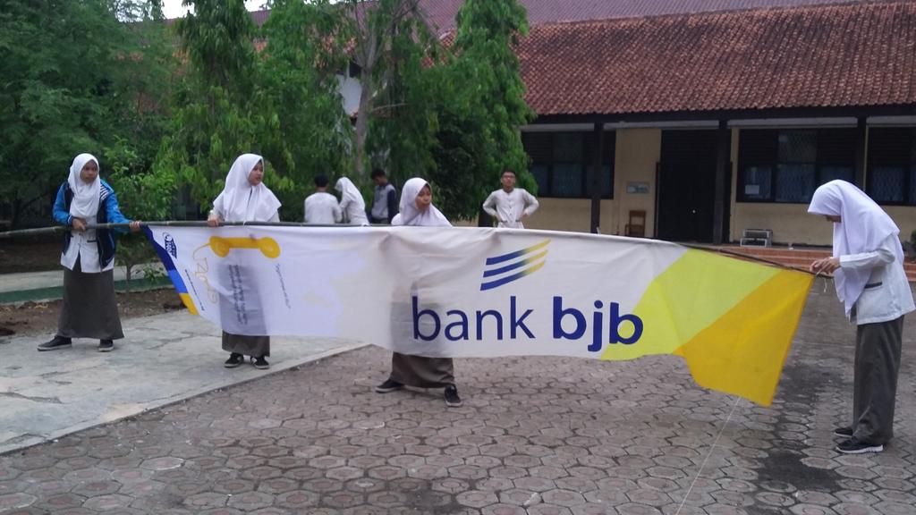 pemasangan umbul-umbul sponsor BANK BJB. semangat panitiaaaaaaa #LKBB18 🙈🙉