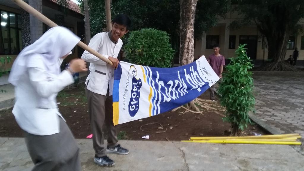 Passmansa_204's tweet photo. pemasangan umbul-umbul sponsor BANK BJB. semangat panitiaaaaaaa #LKBB18 🙈🙉 https://t.co/bKeBN3w2b7