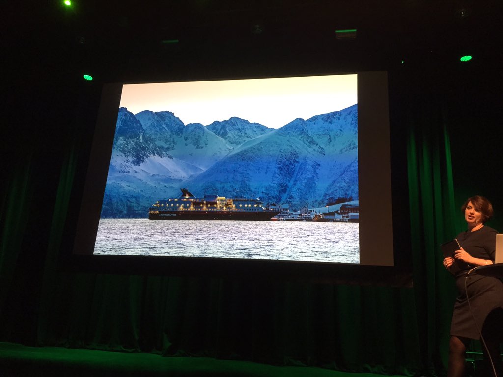 Arcticmum's tweet photo. - Det mest populære motivet hos oss er trucken på kaia som laster mat og skutere @annemaritb #komnord #hurtigruten https://t.co/F6JzxjOZkk