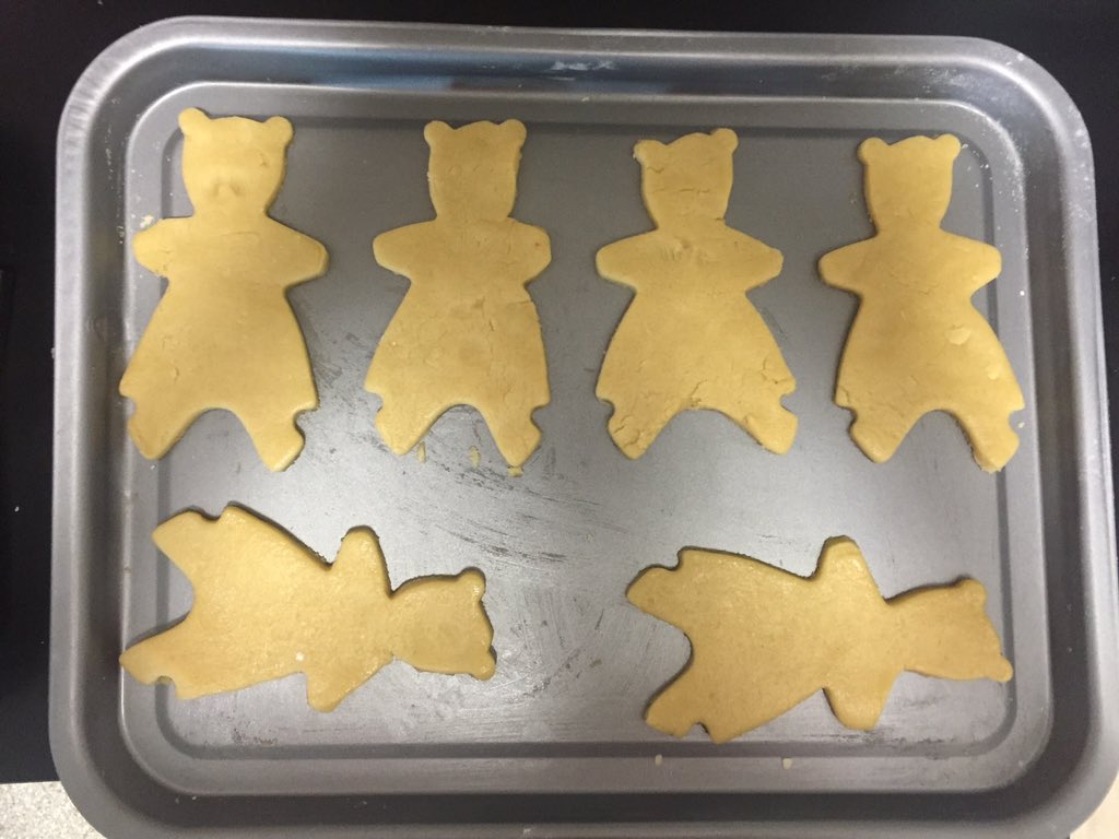 notmartenscroft's tweet image. Our Pudsey bears are all ready to go in the oven! #rubyclass #childreninneed #GrangeMCR @GrangeSchool1