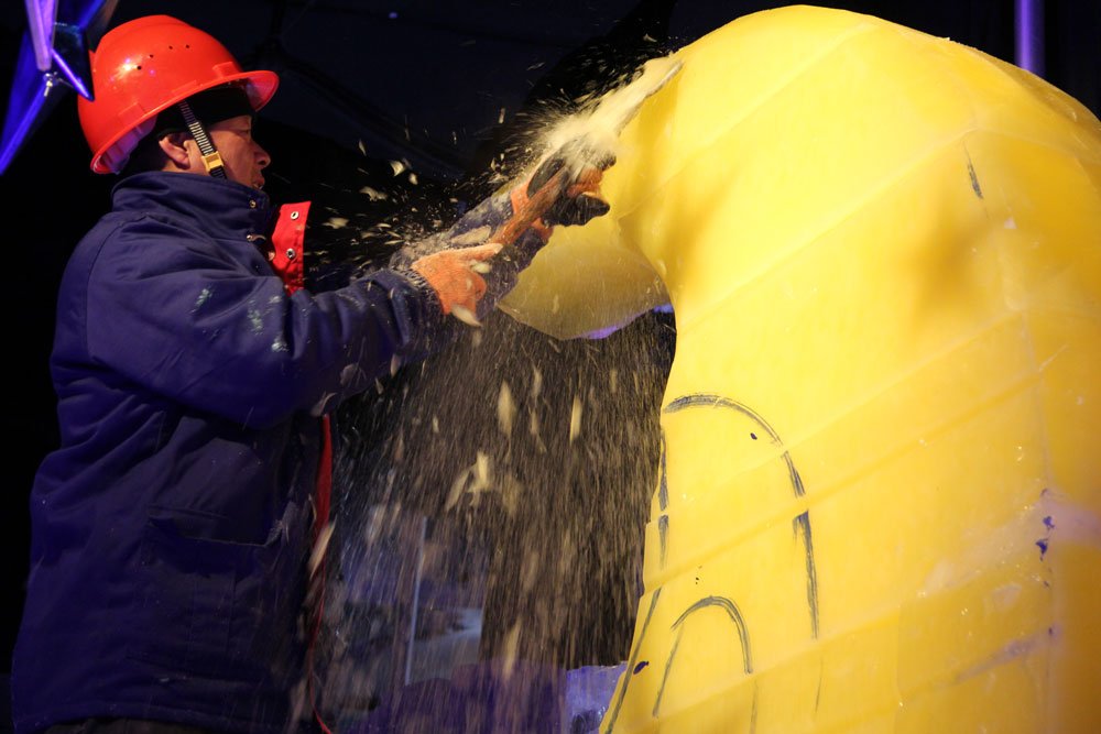 VisitOrlando's tweet photo. The carvers at the @GaylordPalms are hard at work creating ICE!® https://t.co/5xdIGeAuoU