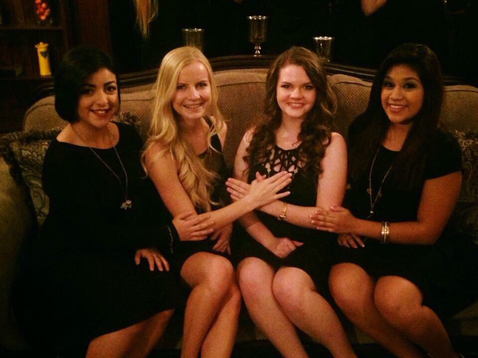 SavannahRenee96's tweet photo. Ring Ching dinner 2015🍾 #piphi #sparkleweek #πβφ https://t.co/9UDXFaGm0Z