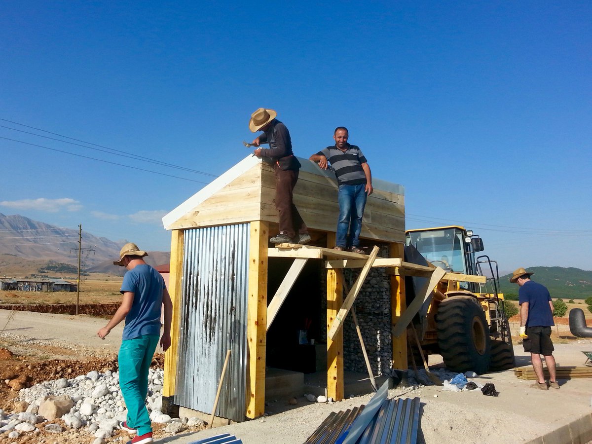 çatı sacı takılıyor. / roof covered with galvanized sheet.