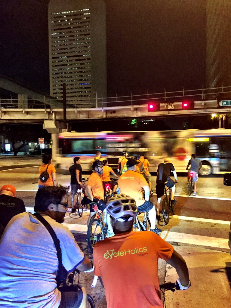 CycleHolics305's tweet photo. Groovy kind of night. Good pizza/ Great host @GroovysPizza. #Cycleholics #biketopizza #urbanriders #pizza #beer #fun https://t.co/DzpKJG5NIB