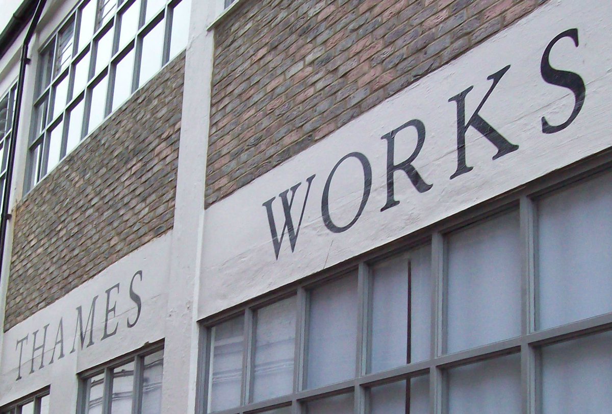 ThakeSigns's tweet photo. Traditional signwriting by hand in Chiswick London. #traditionalsignwriitng https://t.co/16KNFpkIcJ