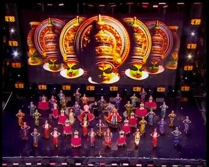TimesNow's tweet image. Dancers from across the UK perform Kathak, Kuchipudi, Odissi at @wembleystadium #ModiAtWembley #ModiInUK