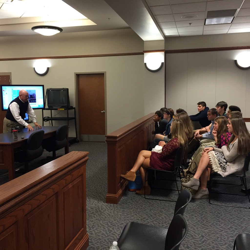 mrswhittinghill's tweet photo. Students getting to see via tv a murder trial that is currently underway @GwoodFBLA #APES2015 https://t.co/7WWQrrMqDr