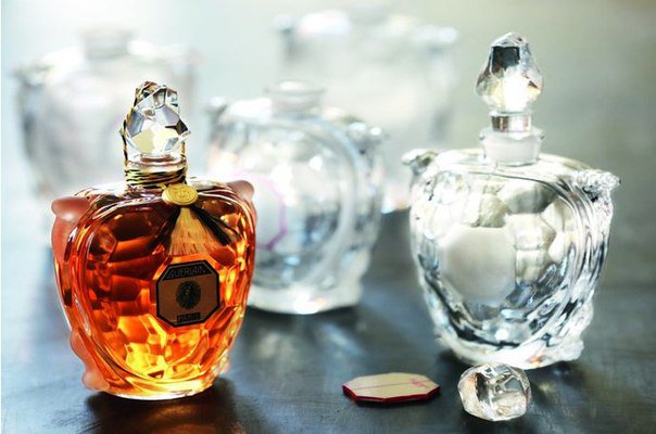 InterCHARM's tweet image. Новый флакон, лимитированная коллекция включает всего 47 хрустальных изделий ручной работы.
goo.gl/eK40jL