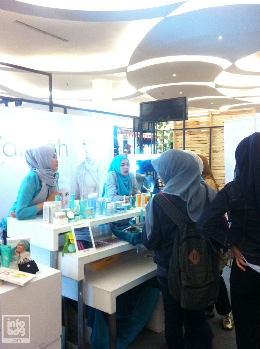 infobdg's tweet photo. Wah byk yg lg konsul gratis kecantikan di #CleopatraSecret Beauty&amp;Health Exhibition. Di TSM s/d 15 Nov! @GoActiveEO https://t.co/CrtGnxvio9