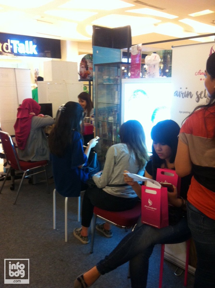infobdg's tweet photo. Wah byk yg lg konsul gratis kecantikan di #CleopatraSecret Beauty&amp;Health Exhibition. Di TSM s/d 15 Nov! @GoActiveEO https://t.co/CrtGnxvio9