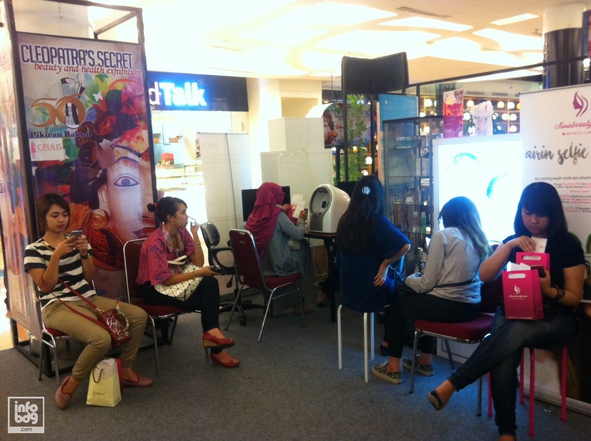 infobdg's tweet photo. Wah byk yg lg konsul gratis kecantikan di #CleopatraSecret Beauty&amp;Health Exhibition. Di TSM s/d 15 Nov! @GoActiveEO https://t.co/CrtGnxvio9