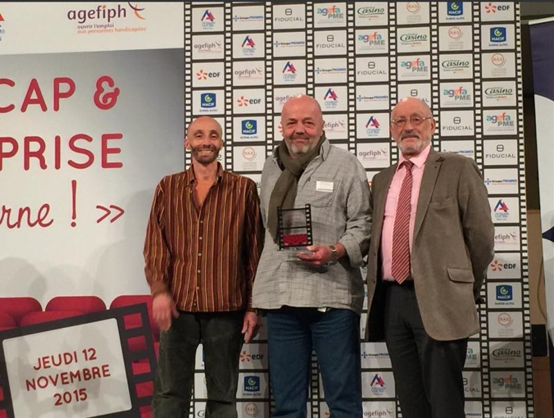 AGEFAPME's tweet photo. AGEFA PME partenaire de la Soirée #HE2015 remet le prix Nouveaux Métiers à Philippe Bonnefoy https://t.co/x8EPOE6V30 https://t.co/6Xq6o7gVYs