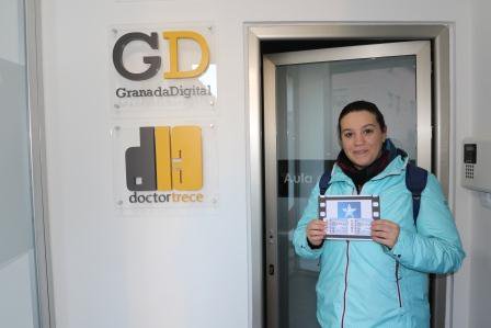 granadadigital's tweet photo. Ya se han pasado para recoger sus entradas @Cines_Kinepolis del #sorteoGD ¿A quién le darías un beso de película? https://t.co/CyAbrMS4pN