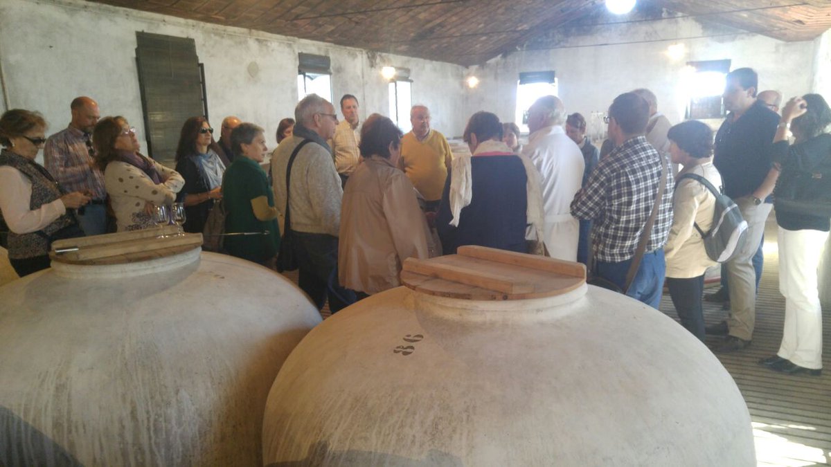 ENTRECULTURASGC's tweet photo. Continúamos ahora conociendo las @Bodegas_Alvear dentro de las #JEP15 después de la visita a #MolinoJuanColín https://t.co/naS2jbkKdw