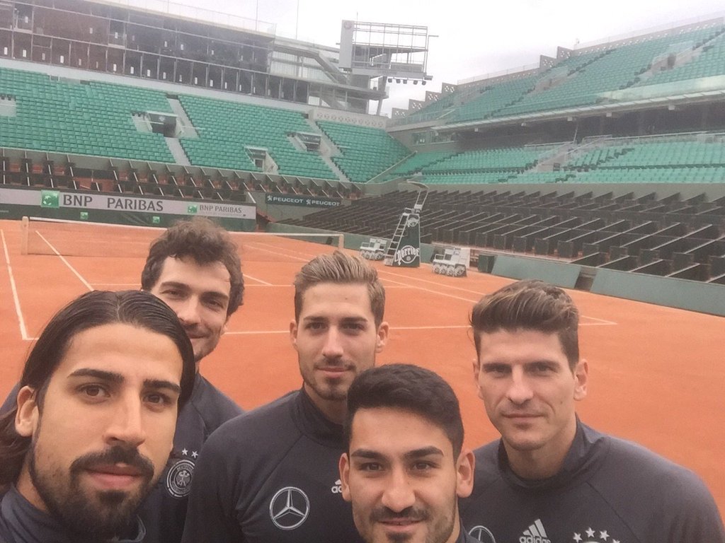 iMiaSanMia's tweet photo. Die Mannschaft players visiting Court Philippe Chatrier of Roland Garros in Paris https://t.co/3h6Ck1qRXK