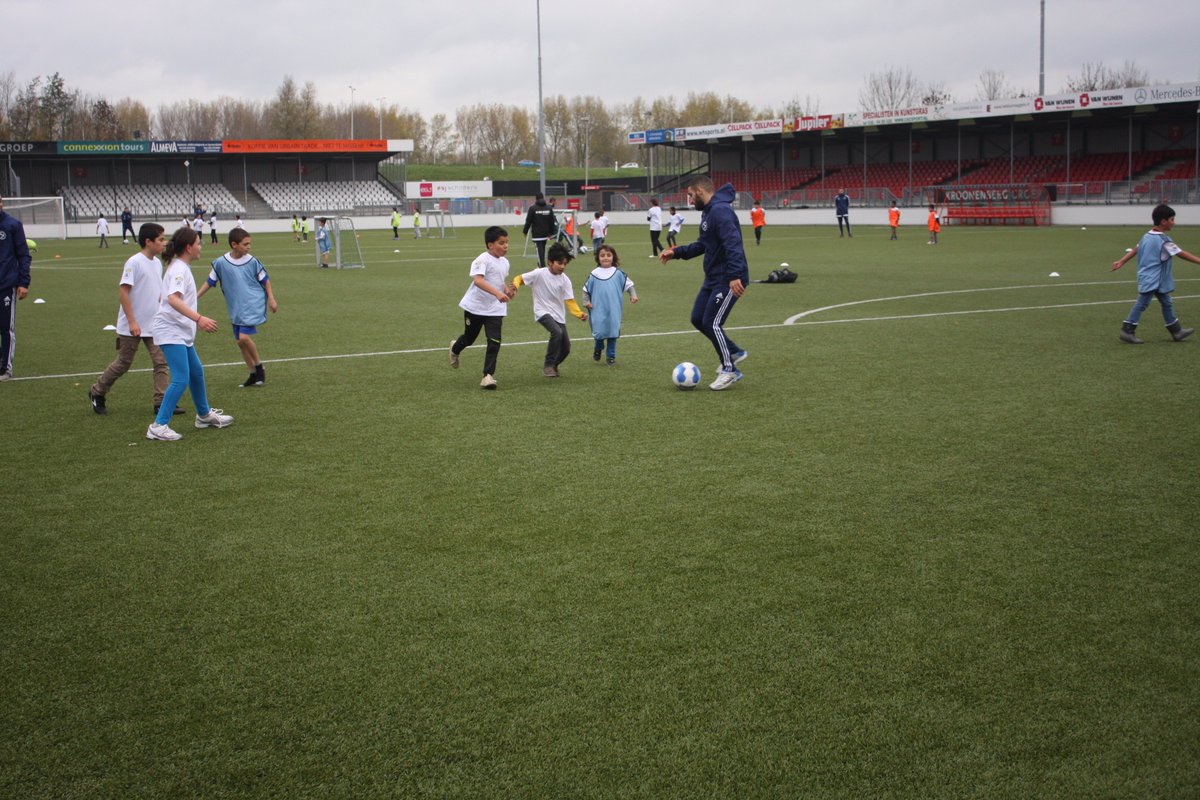 1e_Divisie's tweet image. Voetbalmiddag voor vluchtelingen, mede georganiseerd door de Jupiler League, in beeld (1/3)