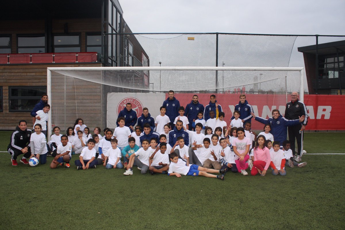 1e_Divisie's tweet image. Voetbalmiddag voor vluchtelingen, mede georganiseerd door de Jupiler League, in beeld (1/3)