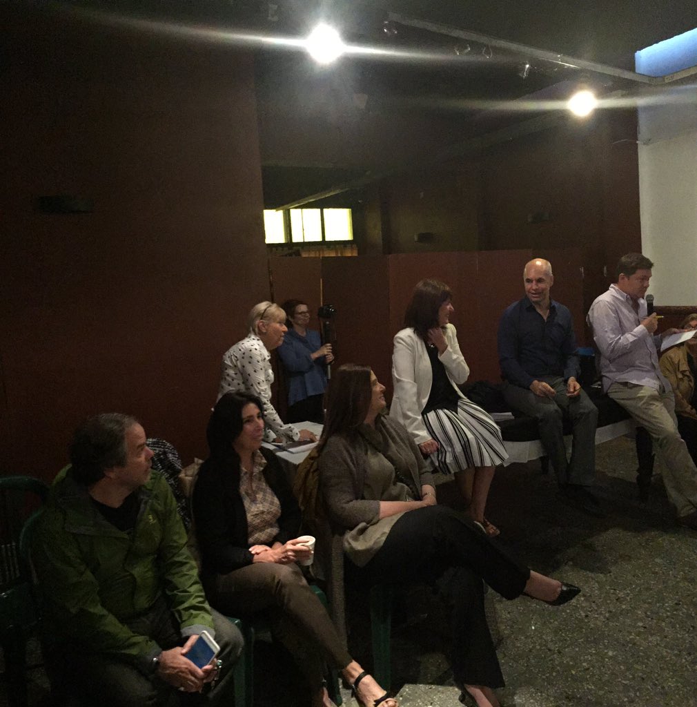 Cdelatorreok's tweet photo. Desde muy temprano junto a @horaciorlarreta dialogando con los vecinos de Villa Lugano. #cambiemos #macripresidente https://t.co/OD67sEKhVx