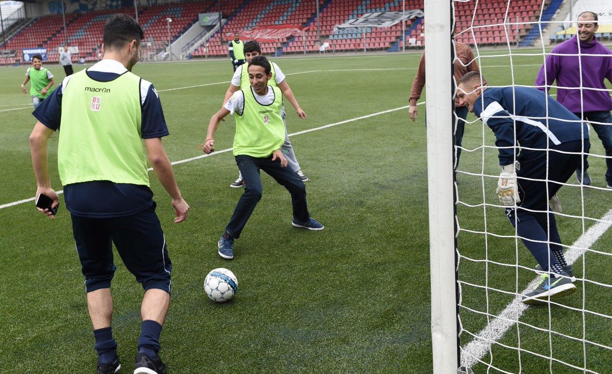 1e_Divisie's tweet image. Voetbalmiddag voor vluchtelingen, mede georganiseerd door de Jupiler League, in beeld (2/3)