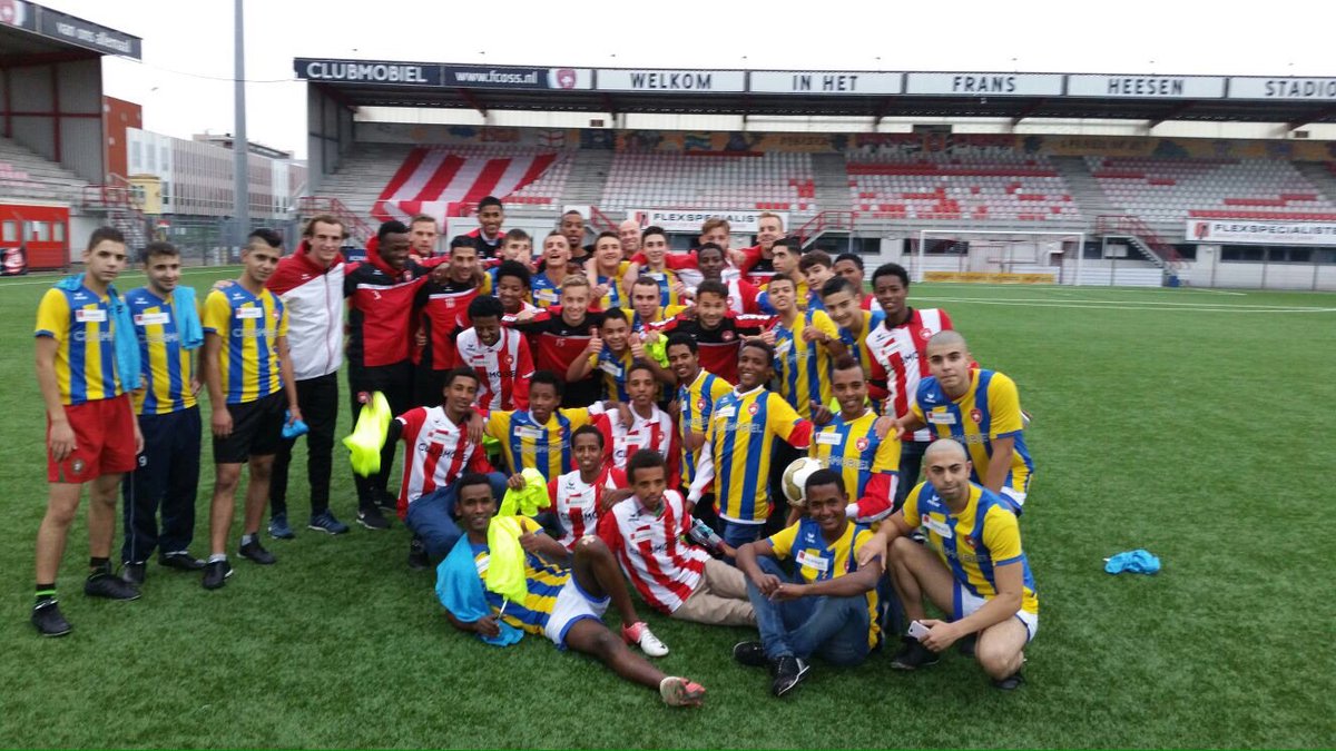 1e_Divisie's tweet image. Voetbalmiddag voor vluchtelingen, mede georganiseerd door de Jupiler League, in beeld (2/3)