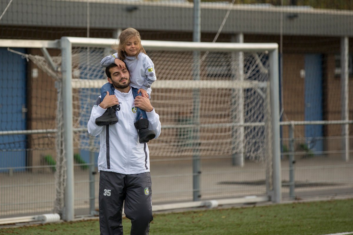 1e_Divisie's tweet image. Voetbalmiddag voor vluchtelingen, mede georganiseerd door de Jupiler League, in beeld (2/3)