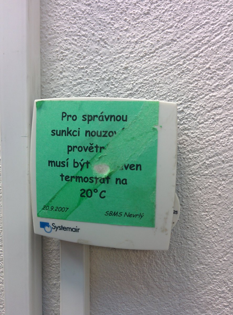 Oskar456's tweet photo. Nejen, že je to napsané Comic Sansem a je tam hrozný překlep, ono je tam stejně nastaveno 25 😀 #MFF #UK #serverovna https://t.co/KEwHZhkayO
