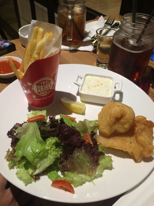 E7_D4's tweet photo. Kejebak ujan... Ga bs pulang... Mending makan @theredbucketina aja dl https://t.co/Oqfe6VedUV