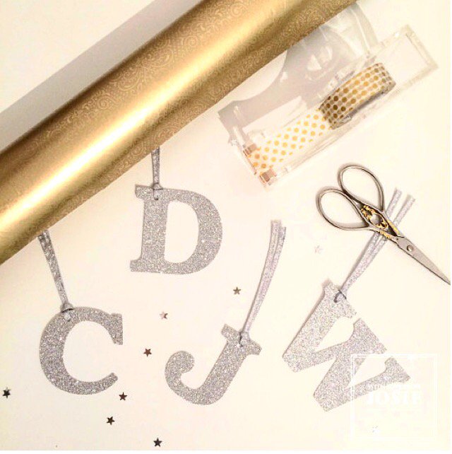 We love these fabulous personalised letter gift tags from <a href="/lovefromjosie/">With Love From Josie</a> #christmaswrapping #christmassparkle