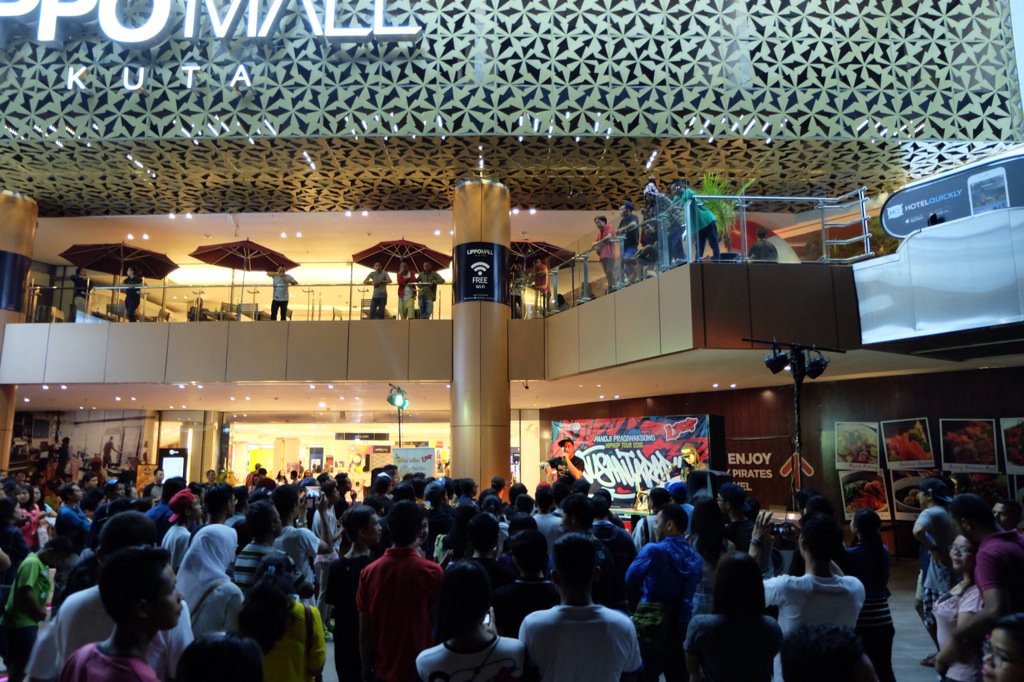 CoffeeToffeeIDN's tweet photo. DENPASAR, BALI... 
Kalian keren banget! 
#Nusantarap HipHop Tour @pandji di Lippo Mall Kuta seruu. 💃 https://t.co/EcTbr838tT