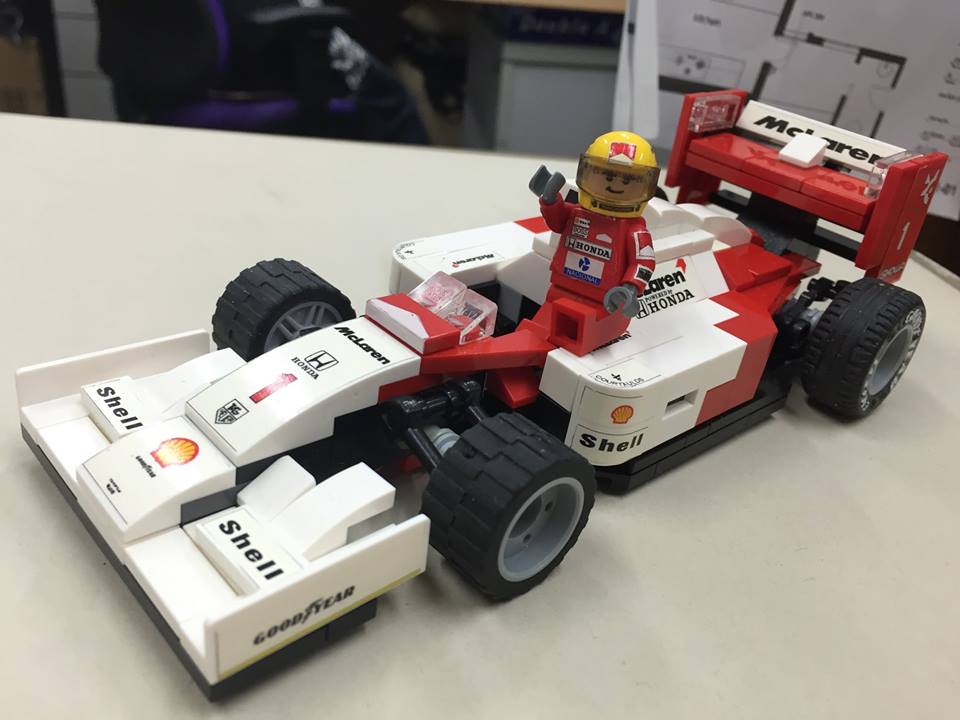 GOhobby_ES's tweet photo. ¡Los fans y sus #McLaren de #LEGO! https://t.co/PZCc324w9o cc @legoarte https://t.co/CRHrfg3POa
