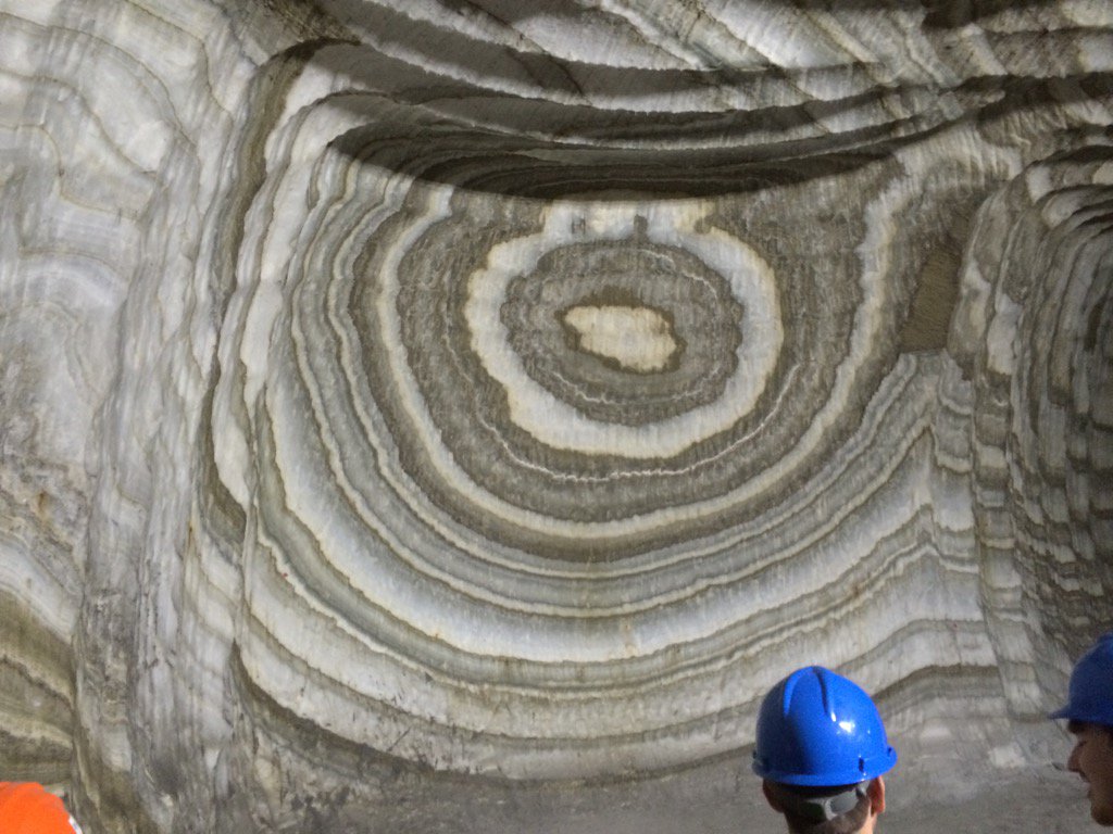 _AberdeenUni's tweet photo. Seasonal growth rings down the Realmonte salt mine. Taking everything with a pinch of sodium chloride today https://t.co/6PXgp9lNEQ