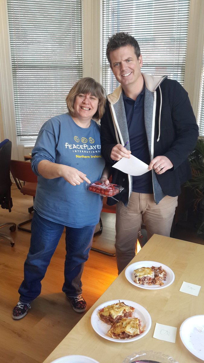 NasiphiKhafu13's tweet photo. @peaceplayers #PPINI Ops team leader @debsiroo & MD @GPH73 finally had the lasagne bake off...And #Gareth WINSππ https://t.co/aAqkghFRzl