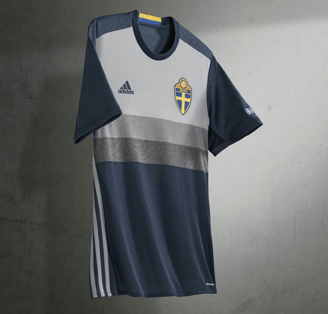 Retro_Sport's tweet photo. Swedia Away kit #EURO2016 https://t.co/qIRQ5VExNF